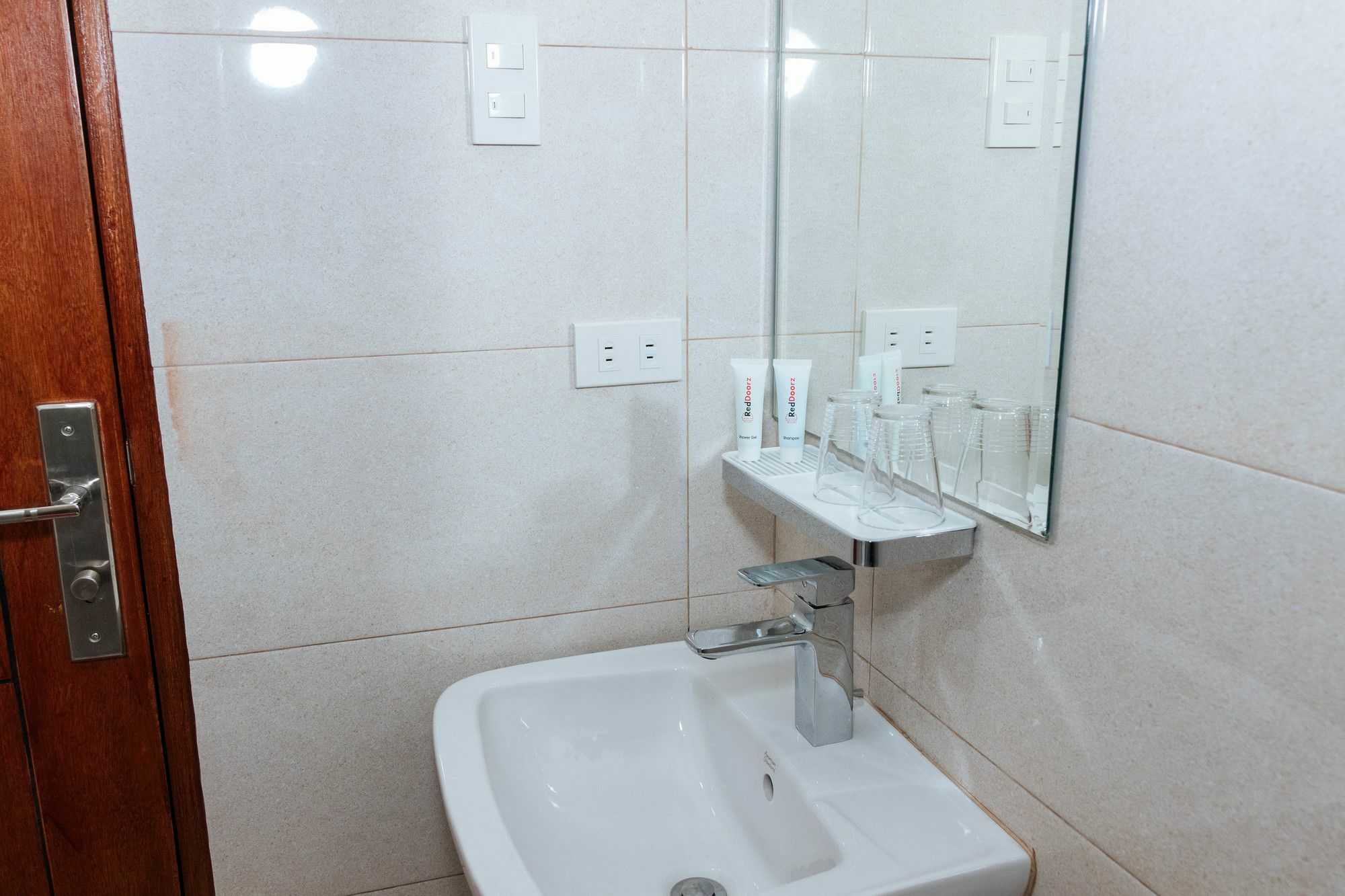فندق Reddoorz Premium @ Sampaloc Makati ماكاتي المظهر الخارجي الصورة